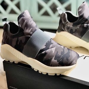 J/Slides Nyc Woman's Maniac Sneakers, Grey Camo, 8